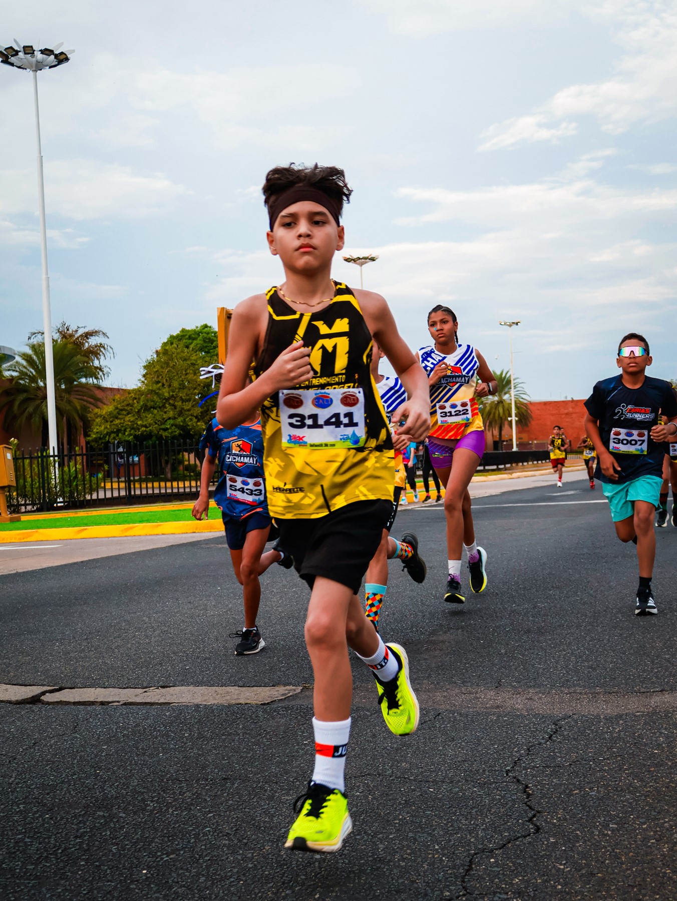 Atletas corriendo en grupo